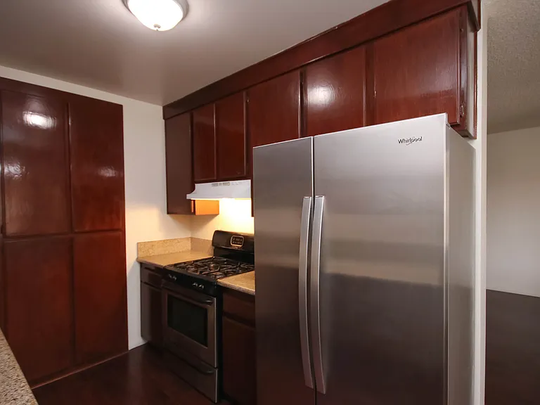 3010 Montrose Ave #28 — Photo 5