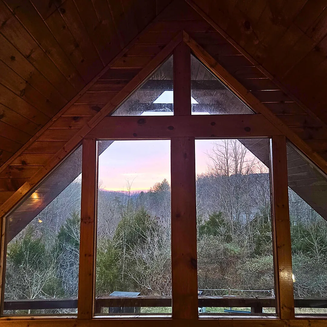Cabin w/Hot Tub Mtn View Game Loft Sleeps 9 — Photo 4