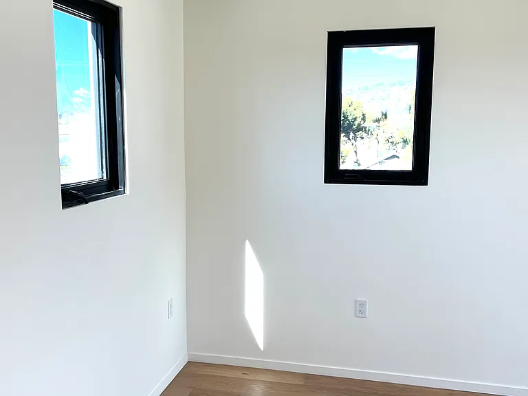Bond Ave — Photo 11