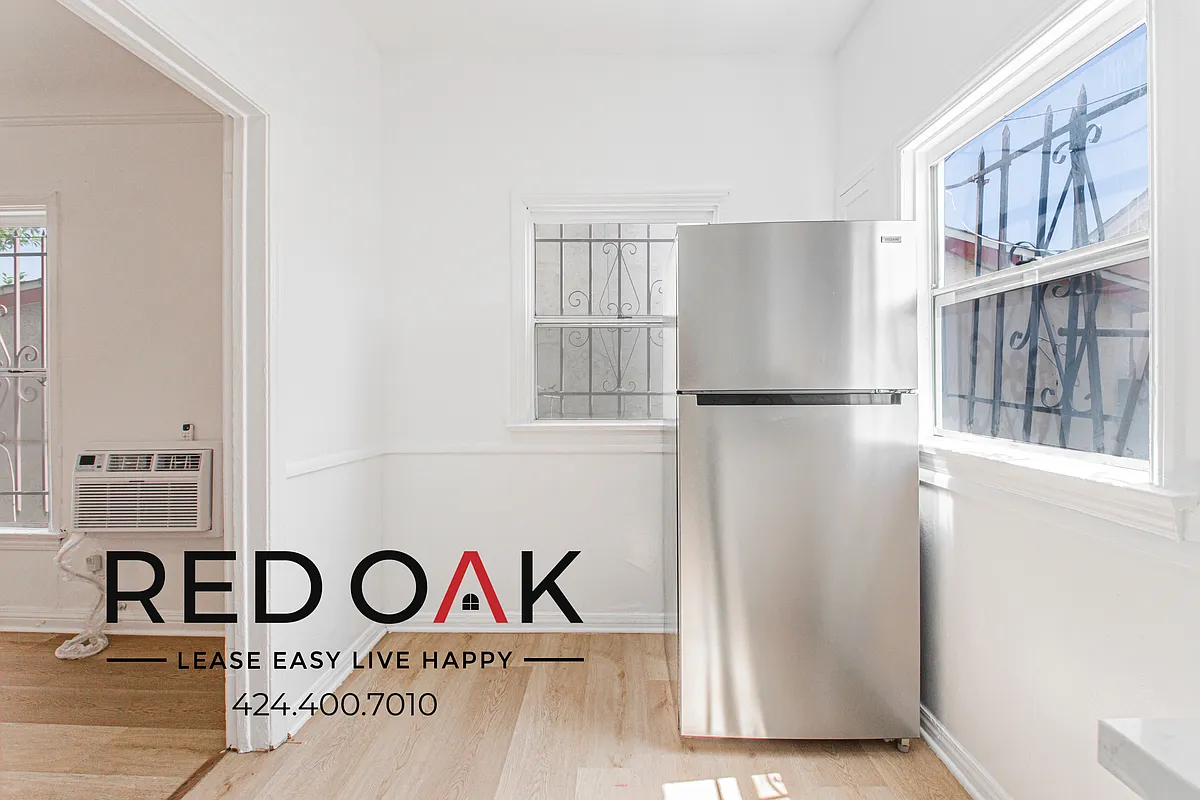 Building Photo - 704 W 54th St #5