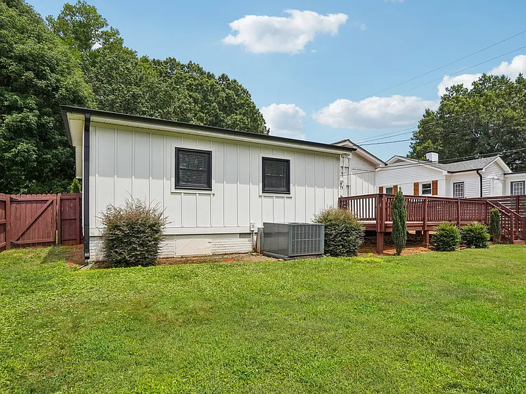 2318 Amesbury Ave — Photo 29