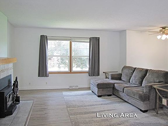 4th image of 935 Hillcrest Cir