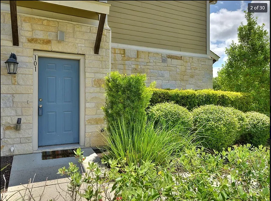 3 bed, 2.5 bath, 1950 sqft, $2,022 — Photo 3