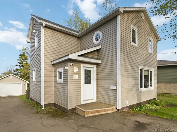 205 Broadway St, Moncton, NB E1A 3Y3