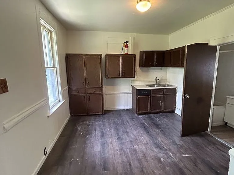 2121 W Brown St — Photo 10
