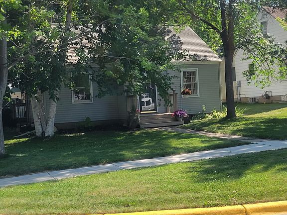 3rd image of 701 W Laurel St