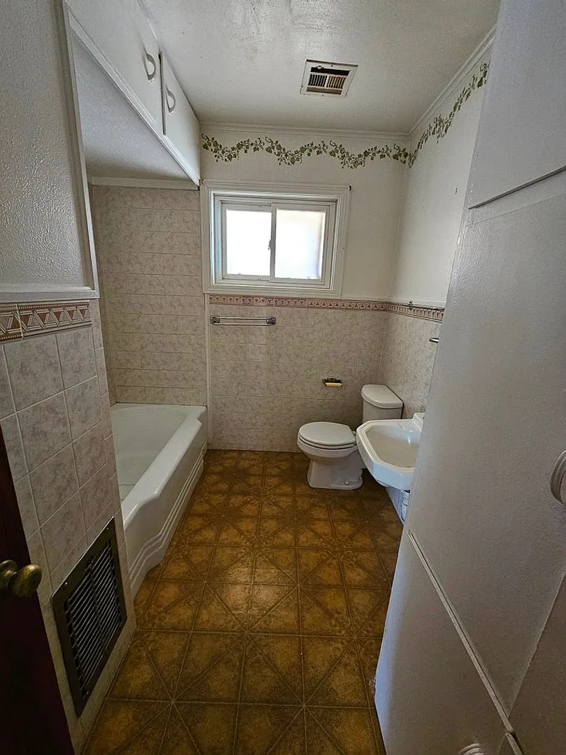 Property with a carport and laundry. — Photo 2
