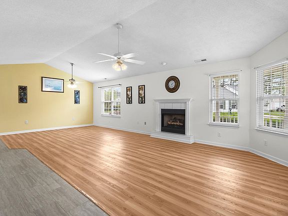 4th image of 170 Sussex Ct.