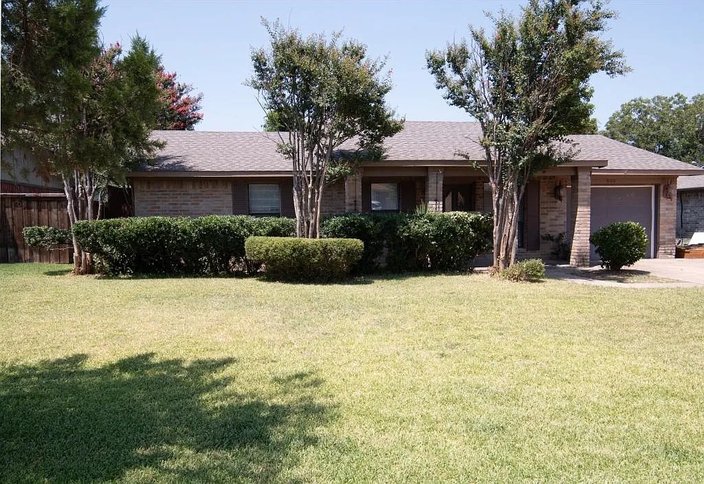 800 Oak Grove Ln. — Photo 2
