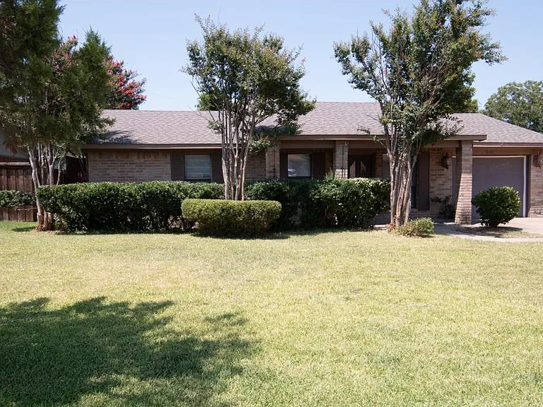 800 Oak Grove Ln — Photo 2