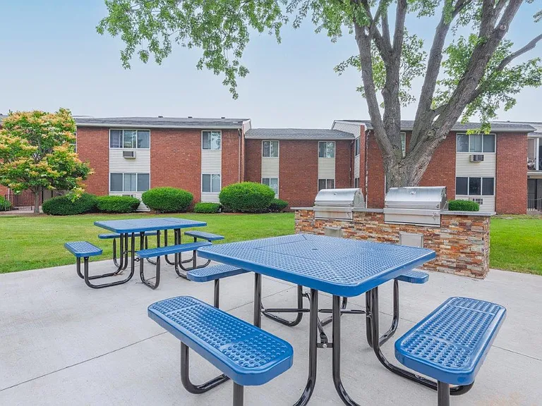 Kings Court Manor Apartment Homes — Photo 12