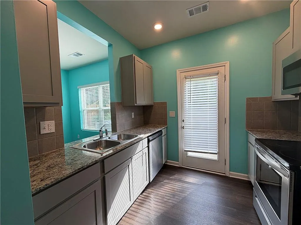 3 bed, 2.5 bath, 1776 sqft, $2,100 — Photo 4