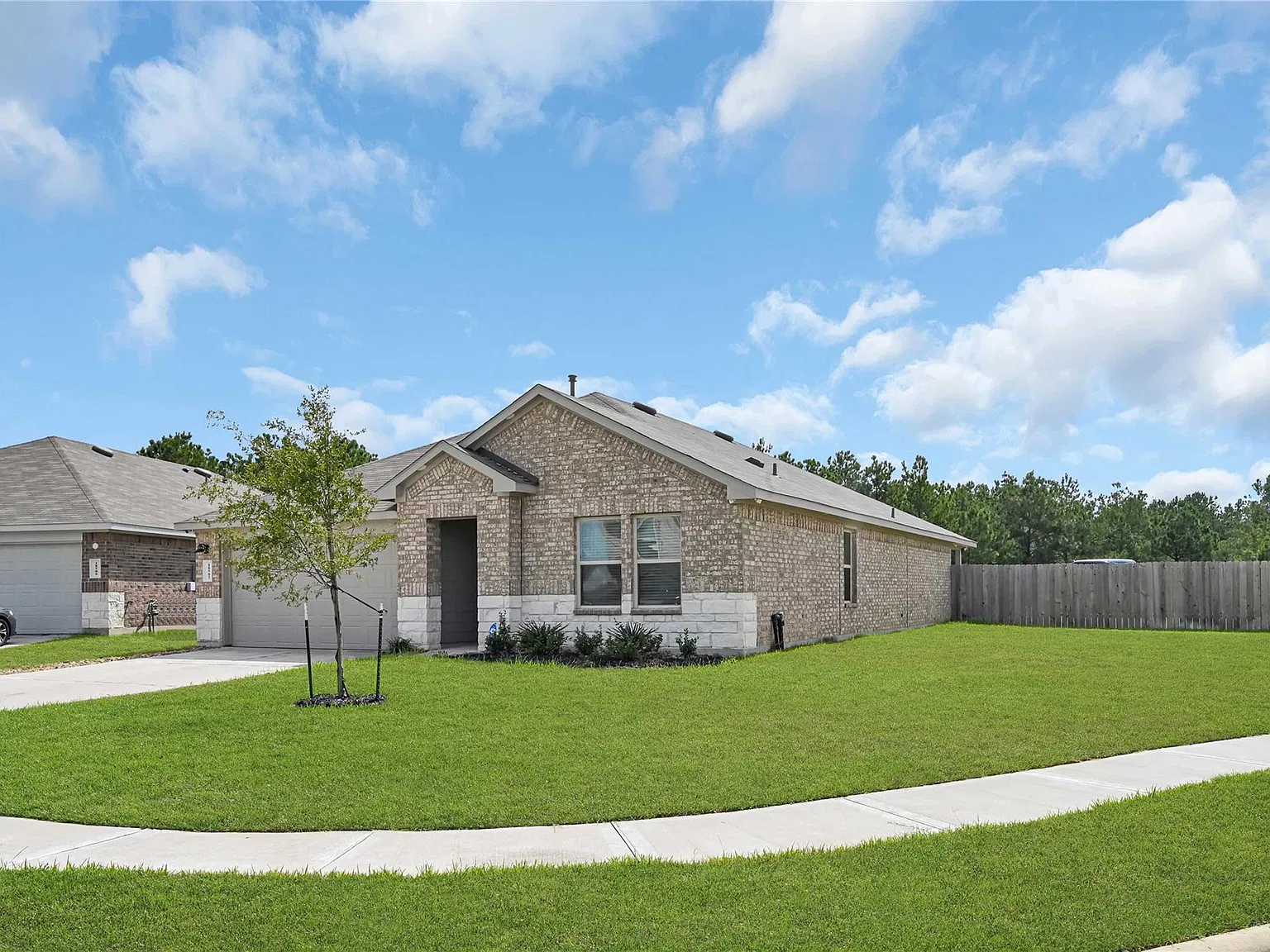 4 bed, 2.0 bath, 1855 sqft, $2,300 — Photo 2