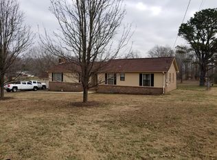 107 E Circle Dr, Burns, TN 37029