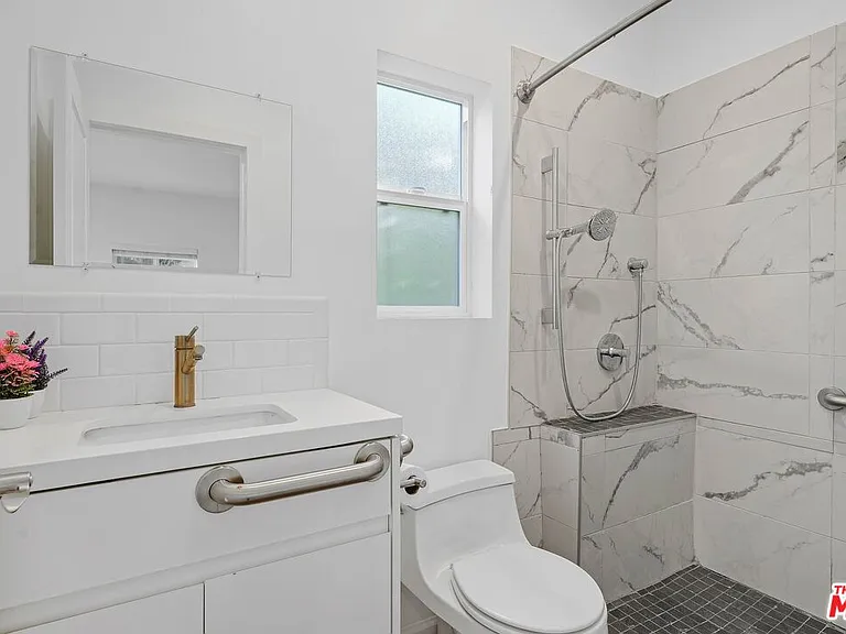 1155 S Rimpau Blvd — Photo 33