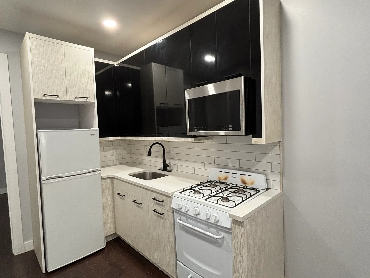 2 bed, 950 sqft, $2,300 — Photo 1