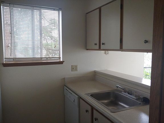 3rd image of 605 S 152nd St #6ahdad5hy