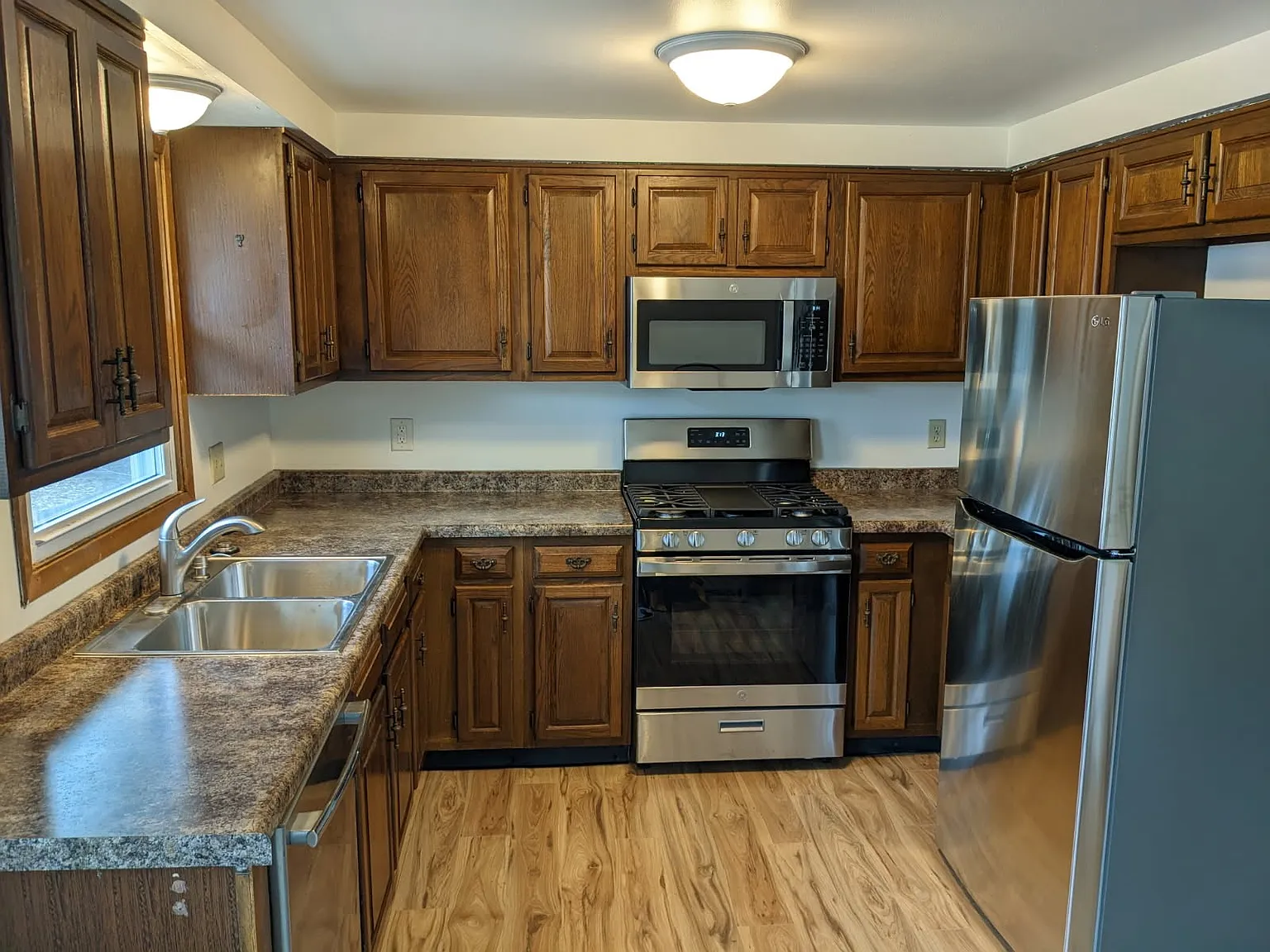2 bed, 916 sqft, $925 — Photo 2