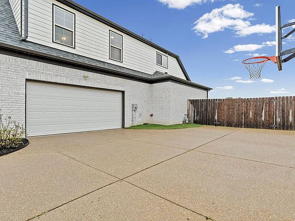2nd image of 425 Cambridge Cv