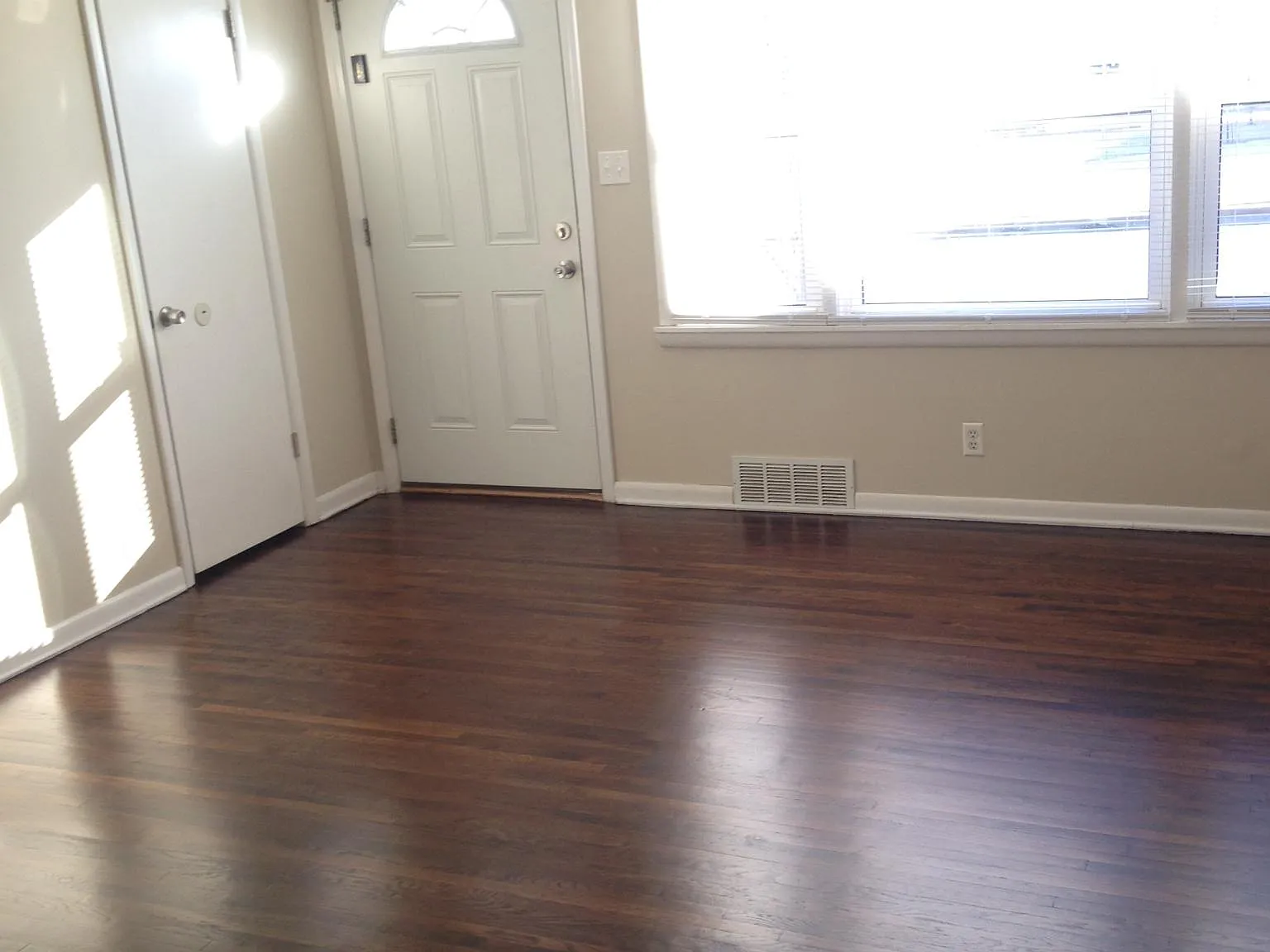 3 bed, 950 sqft, $1,125 — Photo 3