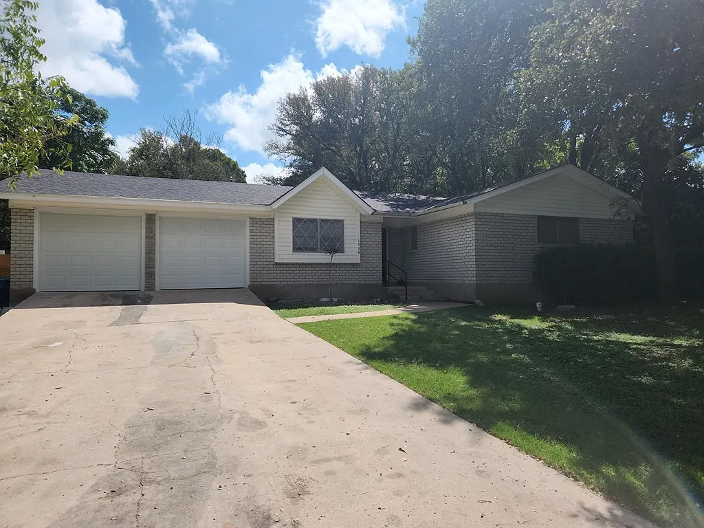 4 bed, 2.0 bath, 1881 sqft, $2,300 — Photo 2