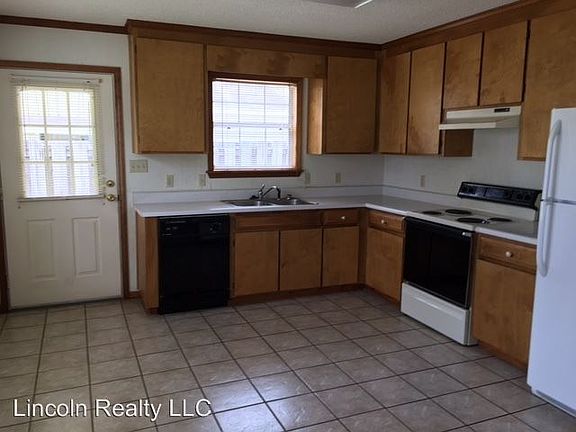 2nd image of 2314 Pineview Dr APT A