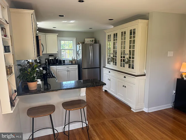 402 Elliger Ave — Photo 10