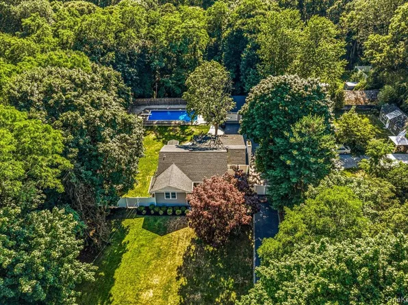 16 Old Stump Road, Brookhaven, NY 11719