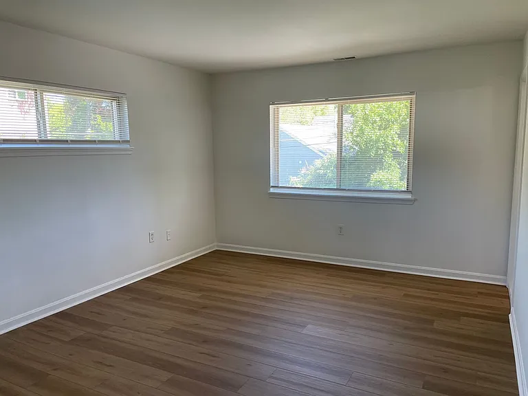 Brooke Court Apartments — Photo 9