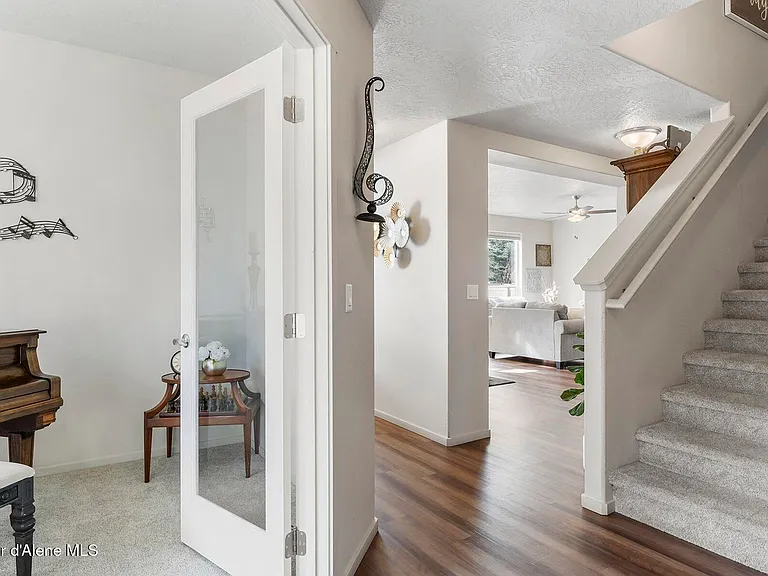 984 E Allenby Ave — Photo 15