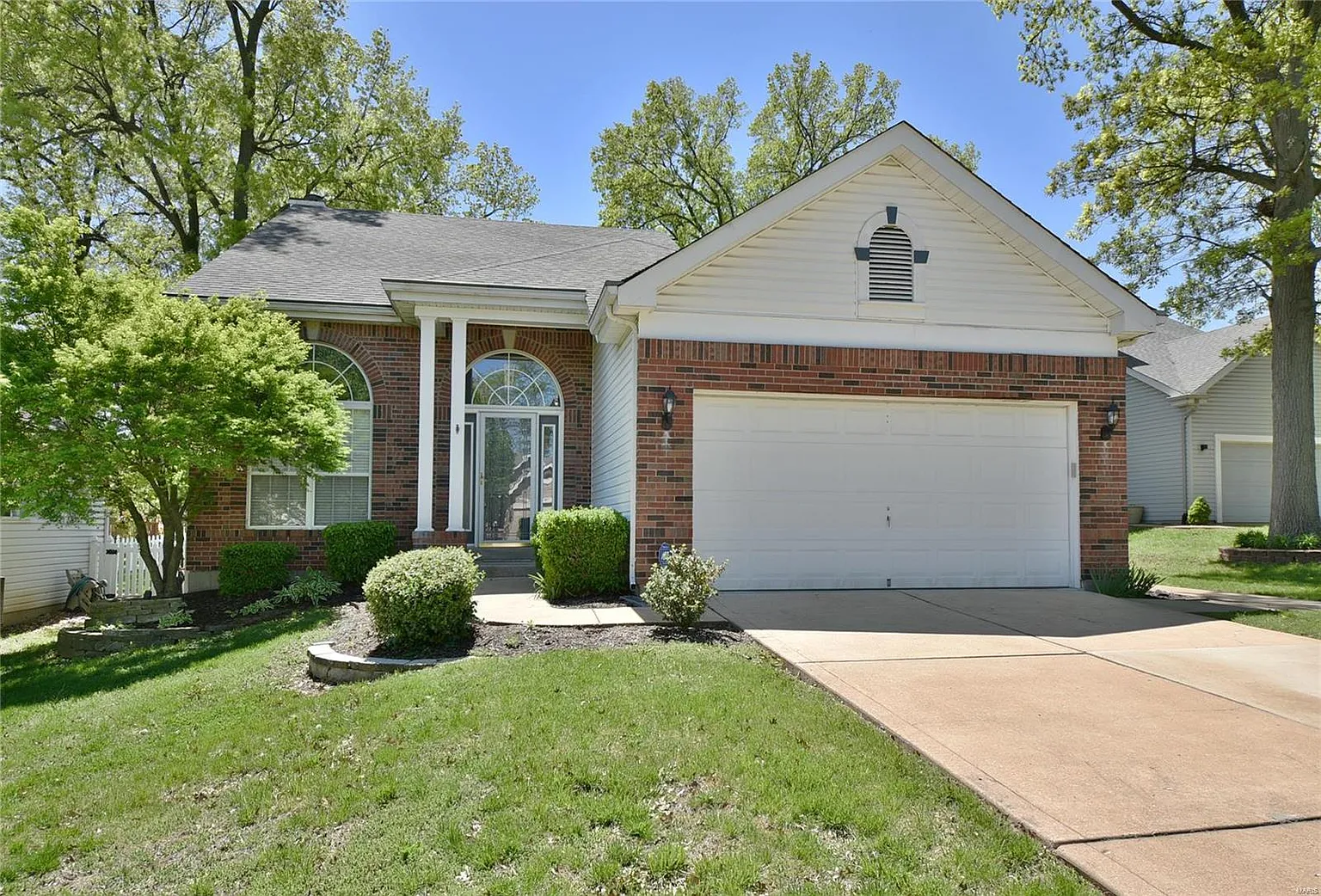 915 Oak Knoll Manor Dr photo 1