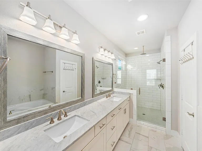 420 W 28th St #D — Photo 18