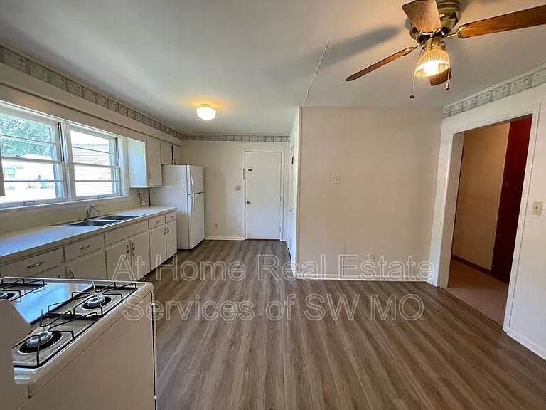 302 W Whiteside St — Photo 4