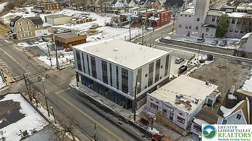 410 William St Photo 1