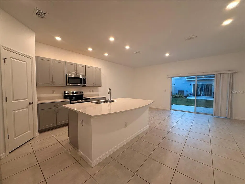 3 bed, 2.5 bath, 1334 sqft, $1,900 — Photo 4