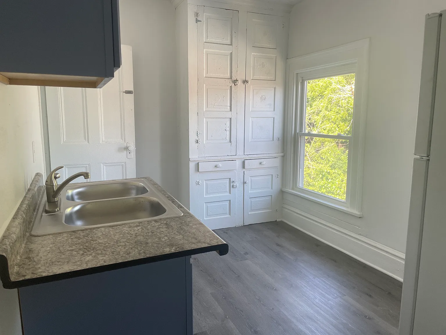 409 N Horsman St — Photo 4
