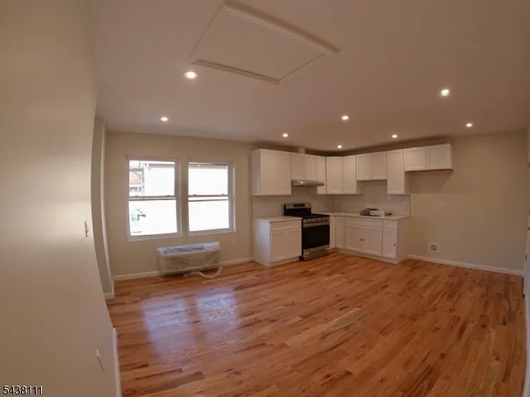 520 Bayway Ave — Photo 2
