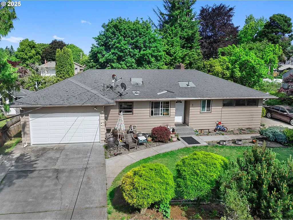 570 NW Birdsdale Ave photo 1