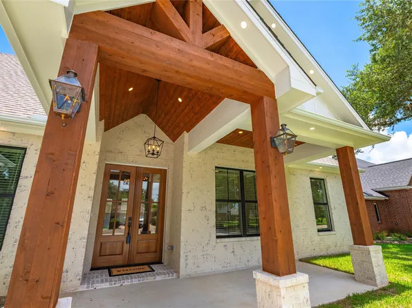 2263 Lakewood Dr, West Columbia, TX 77486