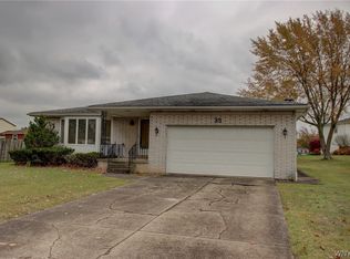 35 Chapel Ln, West Seneca, NY 14224