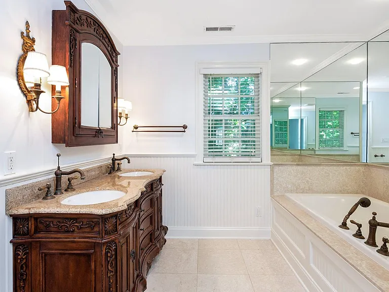 Whirlpool Tub in Master.