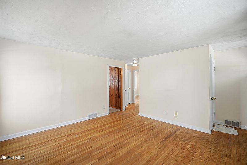 5th image of 37 Rooney Avenue