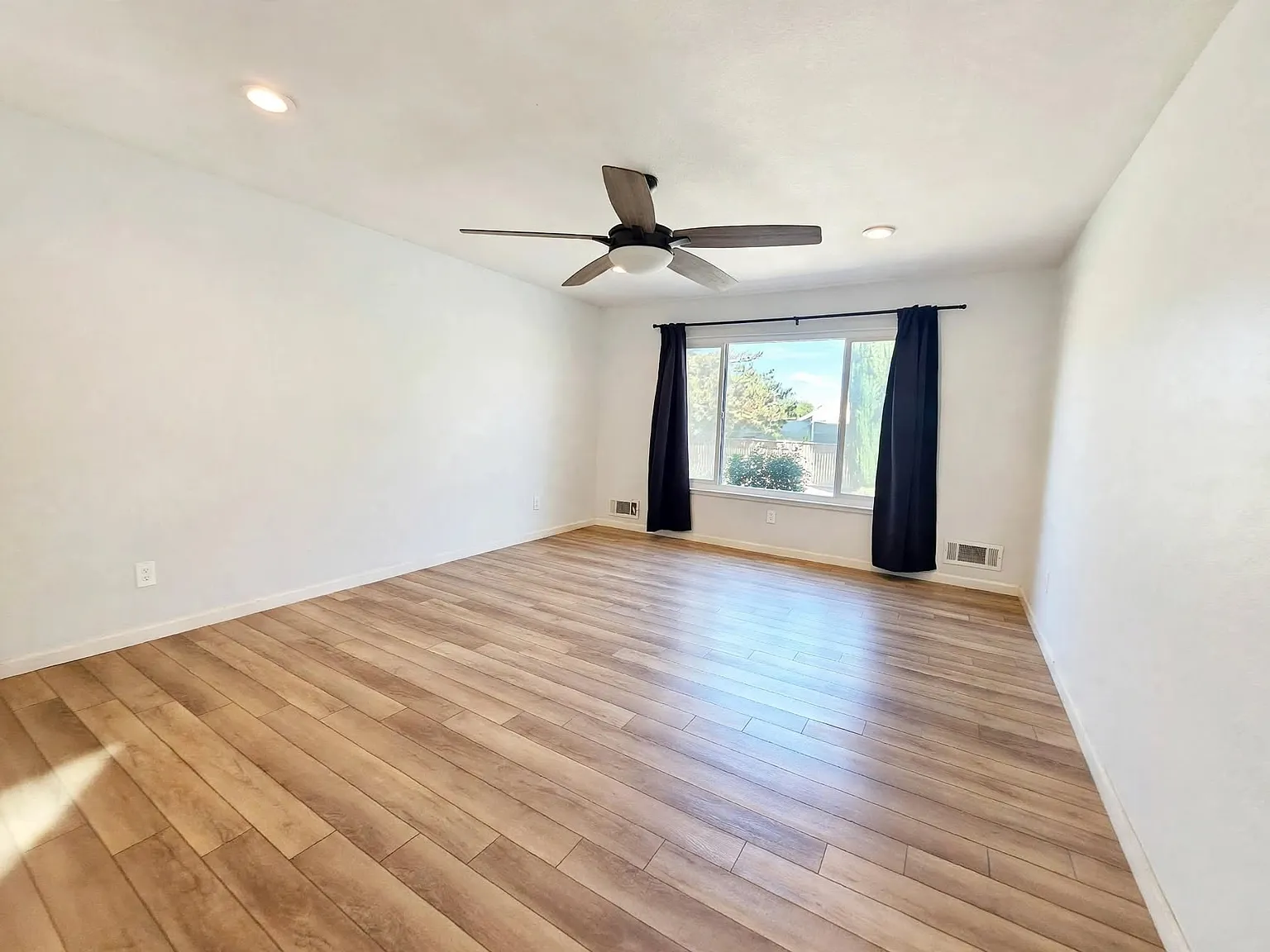 3 bed, 1717 sqft, $4,000 — Photo 4