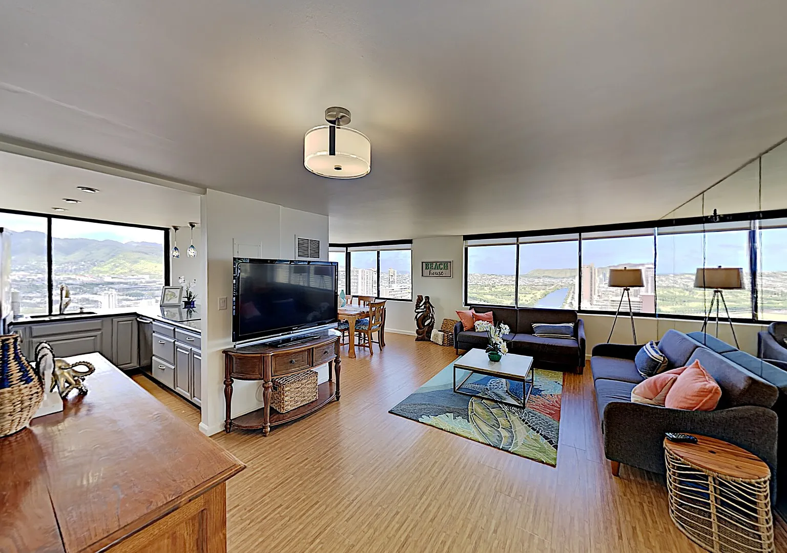 Breathtaking Hawaiian Monarch 2-Bedroom Penthouse — Photo 1