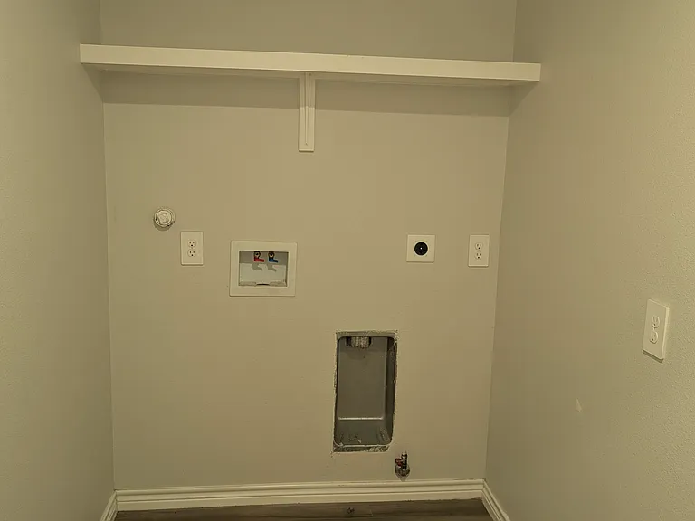 1281 Carnaby St — Photo 11