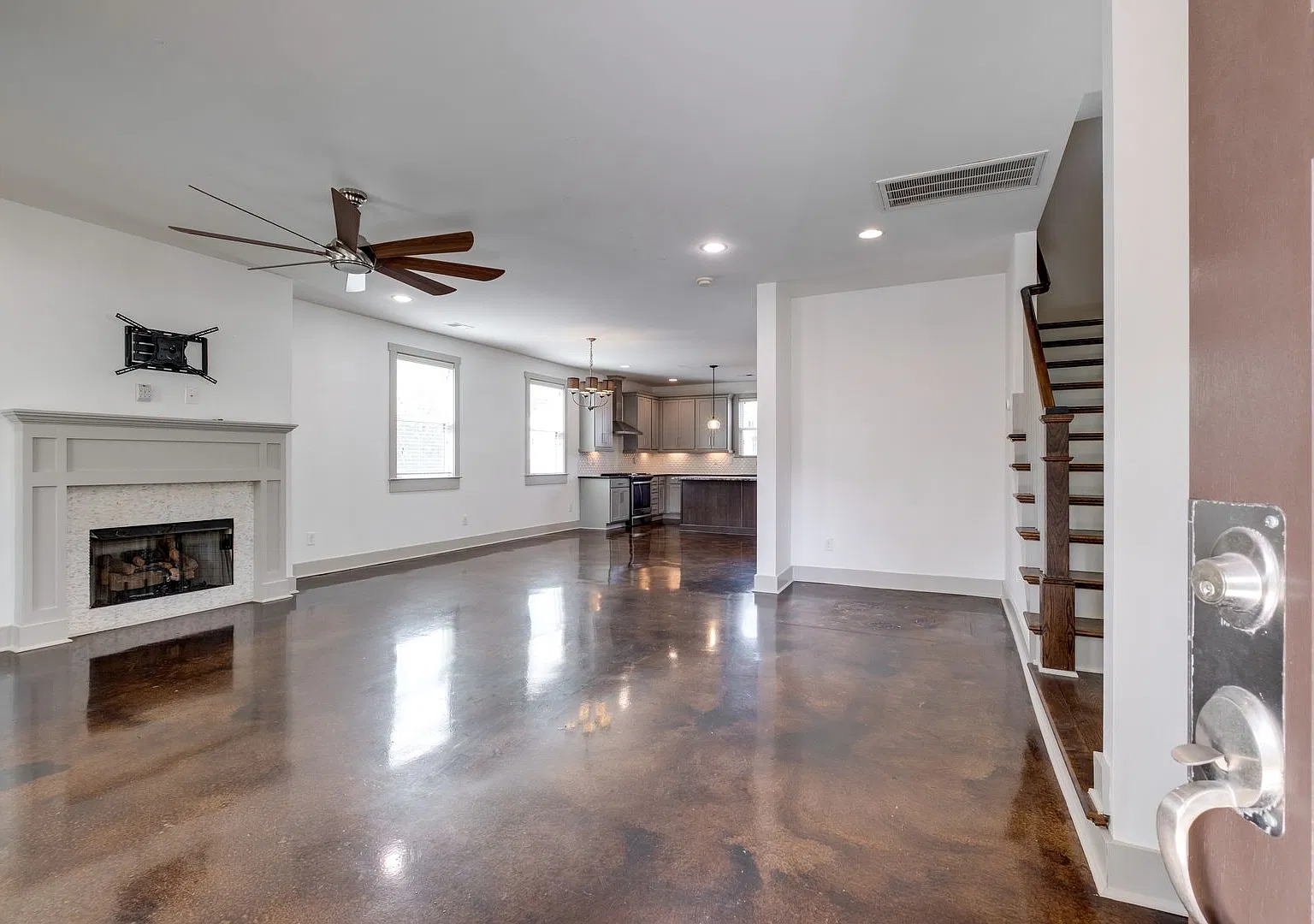 East Nashville cottage, large deck, pet friendly, large deck, open kitchen floor plan, available ... — Photo 4
