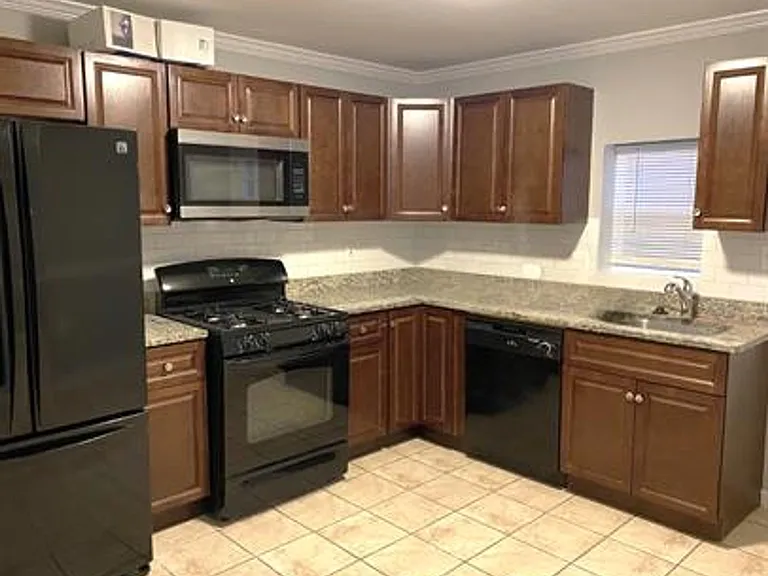 15 Village Rd — Photo 2