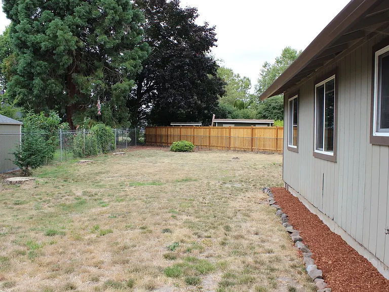 232 NE Palomar Ct — Photo 15