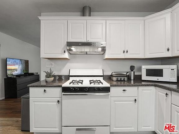 5th image of 5442 Hermitage Ave #0
