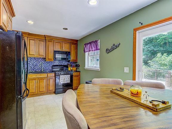 3rd image of 18 Canterbury Ln
